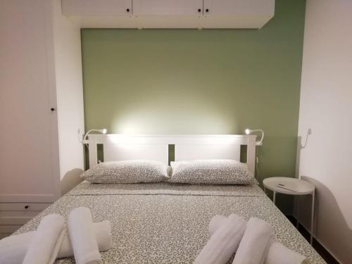 a bedroom with a bed with white towels on it at A casa di Edo in Acireale