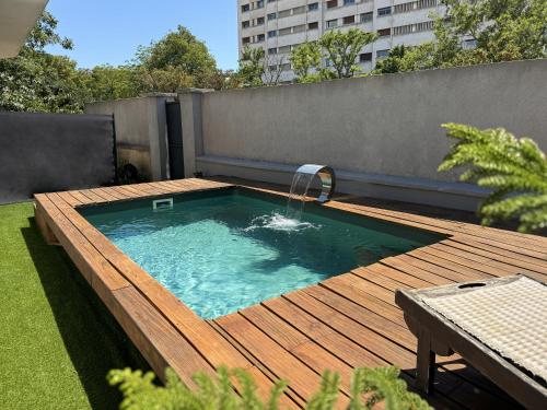 une petite piscine sur une terrasse avec une fontaine à eau dans l'établissement Ste Marguerite élégant T2 avec terrasse, à Marseille