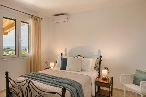 sypialnia z łóżkiem, oknem i krzesłem w obiekcie Ipoliti Luxury Living w mieście Svoronata