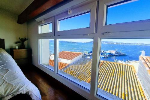 - une chambre avec une grande fenêtre donnant sur l'océan dans l'établissement LE BARREUR Maison Authentique Sètoise La pointe Courte, Bord de Mer, Climatisée, Parking gratuit proximité, à Sète