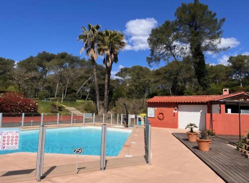 une piscine devant une maison dans l'établissement Green Studio - Au cœur du Golf, à Mouans-Sartoux