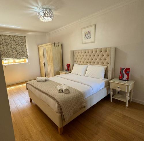スリーマにあるLovely 3 bed - Apartment -Sliemaのベッドルーム1室(大型ベッド1台、タオル2枚付)