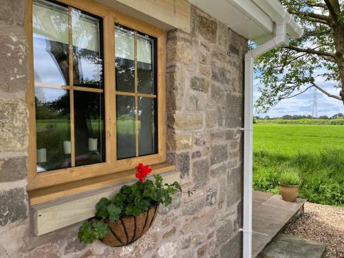 Zahrada ubytování Cosy Alpine Cottage in the heart of Lancashire