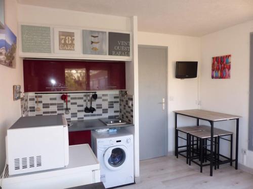 une cuisine avec un lave-linge et un lave-linge dans l'établissement Charmant studio climatisé au milieu du parc naturel, à Marseille