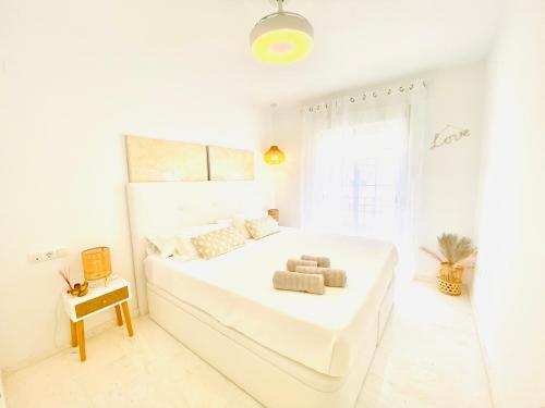 Ένα ή περισσότερα κρεβάτια σε δωμάτιο στο Jardines de Adnania en Marina del Este con vistas al mar