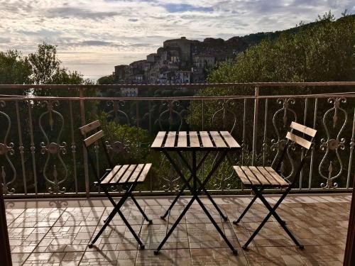 2 chaises et une table sur un balcon dans l'établissement Terrazza sul mare Pisciotta - Palinuro, à Pisciotta
