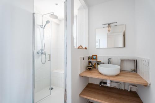 une salle de bain avec un lavabo et une douche dans l'établissement Apartment with Large Terrace and Panoramic View - 2 Bedrooms, Marseille, à Marseille