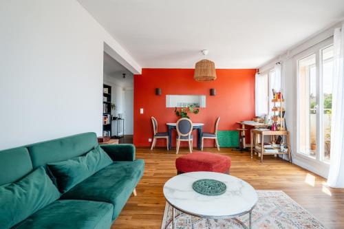 un salon avec un canapé vert et une table dans l'établissement Apartment with Large Terrace and Panoramic View - 2 Bedrooms, Marseille, à Marseille