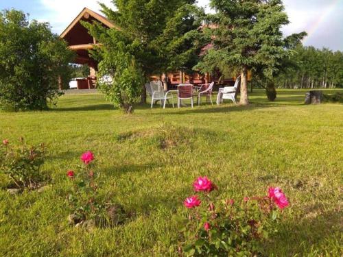 Κήπος έξω από το Cariboo Log Guest House