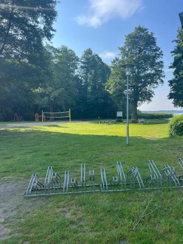 a group of chairs sitting in a park at Ferienwohnung vor den Toren Berlins in Heidesee