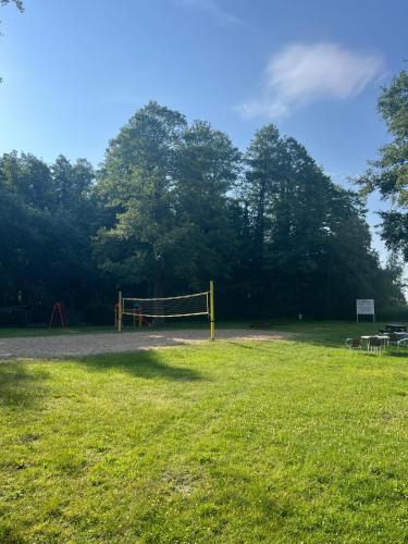 a park with a volley ball net in the grass at Ferienwohnung vor den Toren Berlins in Heidesee