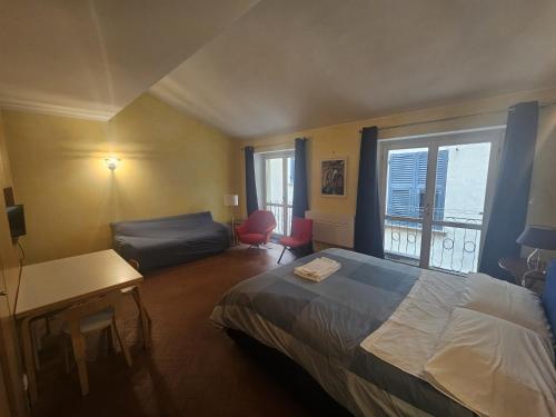 een hotelkamer met een bed en een raam bij PCQ Apartments - Centro Città in Genua