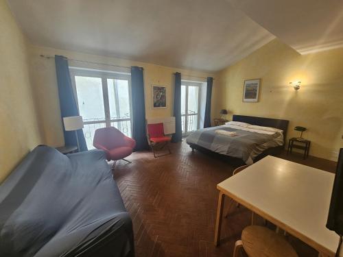 een slaapkamer met 2 bedden, een tafel en een bureau bij PCQ Apartments - Centro Città in Genua