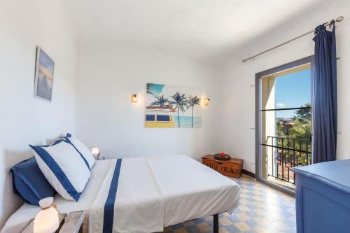une chambre avec un lit et une grande fenêtre dans l'établissement Villa climatisée, Piscine, Plages 8mn à pied, à La Garde