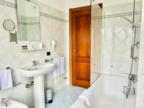 ソレントにあるAzzurrissima Home-B&b Sorrento centroの洗面台とシャワー付きのバスルーム