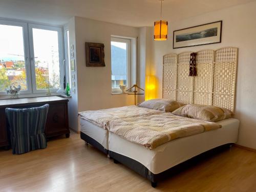 Postel nebo postele na pokoji v ubytování Wunderschönes Apartment im Zentrum Goldstadt Pforzheim