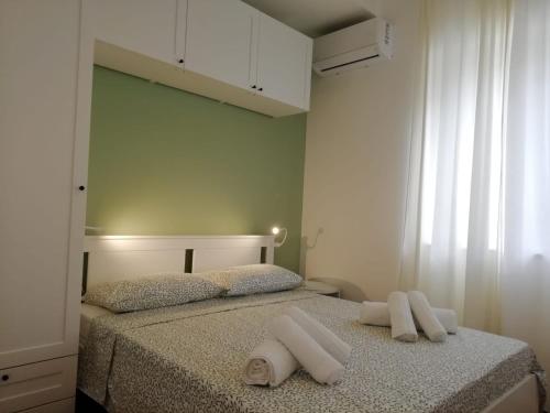 a bedroom with two beds with white towels on them at A casa di Edo in Acireale