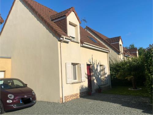 une maison avec une voiture garée devant dans l'établissement Chambres pour GP Explorer 2025, au Mans