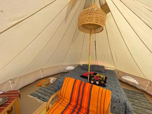 ein Zelt mit einem Tisch und einem Korb in der Unterkunft Pädaste Aerga Sunset Glamping in Pädaste