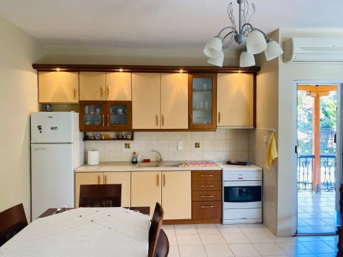 Η κουζίνα ή μικρή κουζίνα στο Seaside Villa Efi