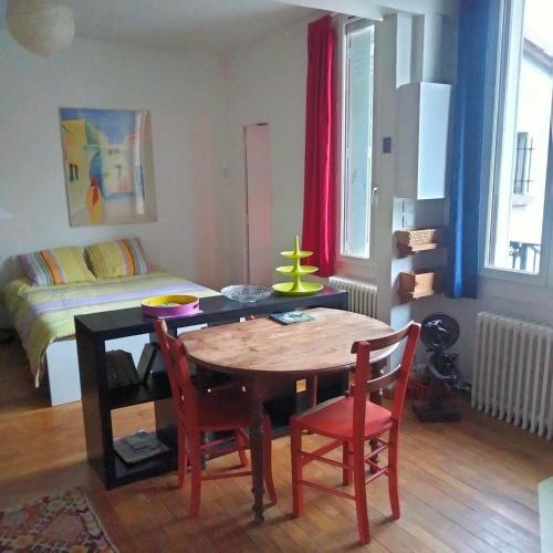 une pièce avec une table, des chaises et un lit dans l'établissement Grand studio calme et lumineux, à Toulouse