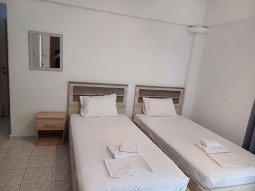 Posteľ alebo postele v izbe v ubytovaní ΜΑΡΟΥ ROOMS