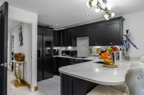 Luxurious 4 Bedroom House Image