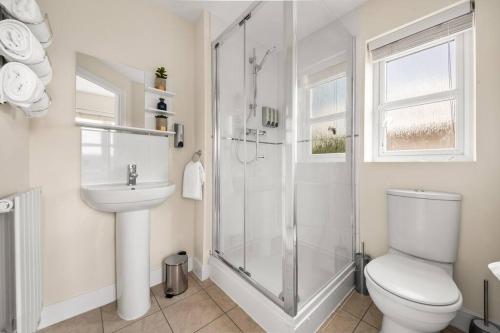 a bathroom with a shower and a toilet and a sink at Radiant Retreat Ideal for LegoLand, Windsor, & LHR in Slough