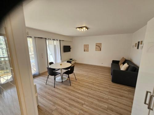 un salon avec une table et un canapé dans l'établissement Beautiful 1 bedroom flat, à Nice
