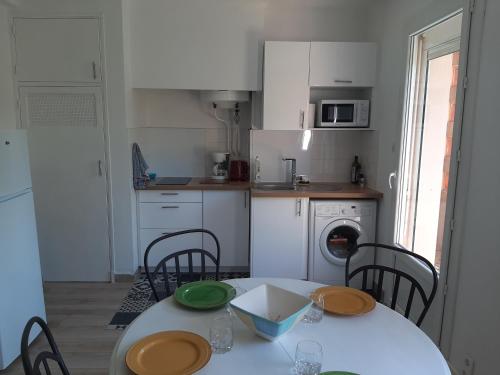 une cuisine avec une table avec un bol dessus dans l'établissement La Ciotat - T2 à 150m des plages avec parking privée, à La Ciotat