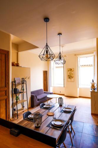 un salon avec une table et un canapé dans l'établissement T3 de charme 2 chambre 2 salle de bain, à Marseille