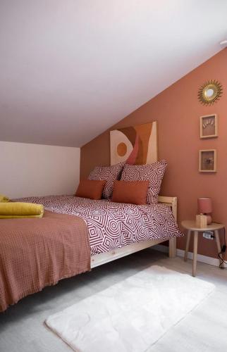 une chambre avec un lit dans une pièce dans l'établissement Le beau Lucien, climatisé, central et fonctionnel, à Bergerac