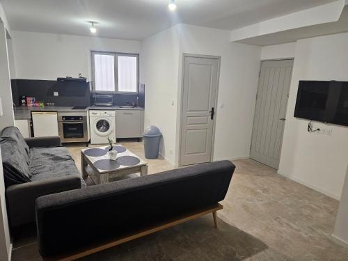 un salon avec un canapé et une table dans l'établissement Appartement moderne et sympa, à Béziers