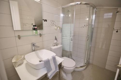 Ένα μπάνιο στο Kores Villas