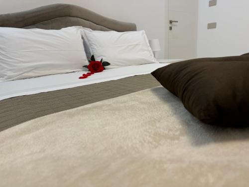 ヴァレーゼにあるVarese Apartmentの赤いバラの上に置かれたベッド