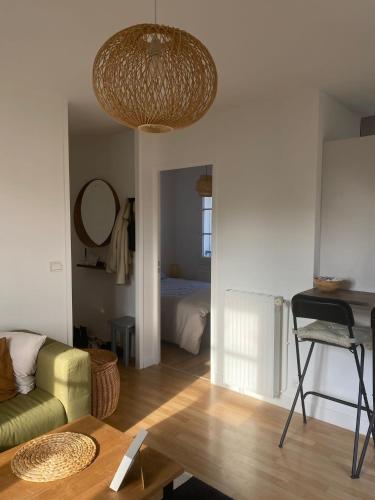 un salon avec un canapé et une table dans l'établissement Appartement cosy sur Mennecy, à Mennecy