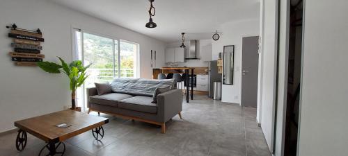 un salon avec un canapé et une table dans l'établissement Résidence A Casetta 204, à Cervione