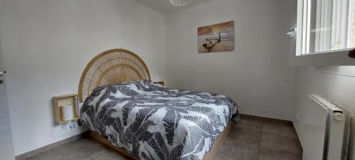 une chambre avec un lit dans une pièce dans l'établissement Résidence A Casetta 204, à Cervione