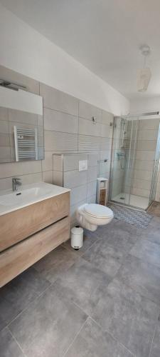 une salle de bain avec une baignoire, des toilettes et un lavabo dans l'établissement Résidence A Casetta 204, à Cervione