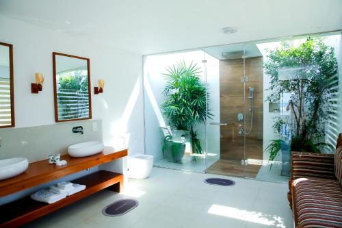 baño con ducha y puerta de cristal en Aryan Beach Villa en Wadduwa