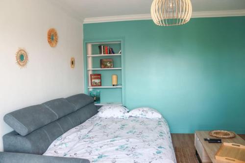 a living room with a couch and a bed at Le Ptit Abri in Les Avenières