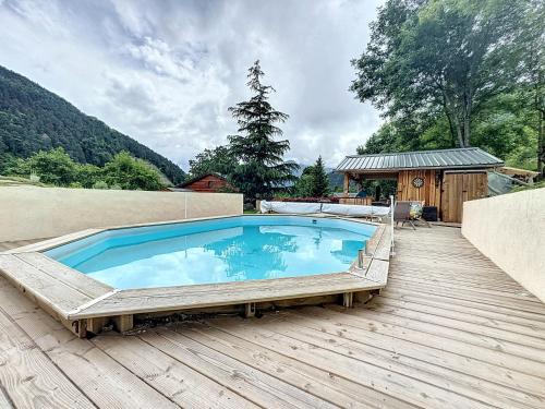 une grande piscine sur une terrasse en bois dans l'établissement CHALET DON PAPA, à Saint-Martin-Vésubie