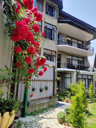 Κήπος έξω από το Family Floor at Riverside B&B