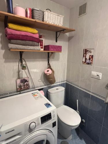 a bathroom with a washing machine and a toilet at Dulce y sereno piso en Oviedo in Oviedo