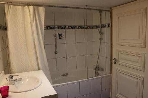 une salle de bain avec un lavabo, une baignoire et une douche dans l'établissement Gite Fermette Francis à Lapoutroie, à Lapoutroie