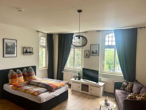 Un pat sau paturi într-o cameră la Five O - FeelGood-Apartment Goethe