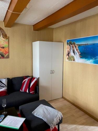 a living room with a couch and a cabinet at Ferienwohnung Irmchen in Altglobsow