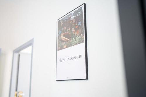 une photo accrochée sur un mur à côté d'un miroir dans l'établissement Villa Vichéia - Appartement 24, à Vichy