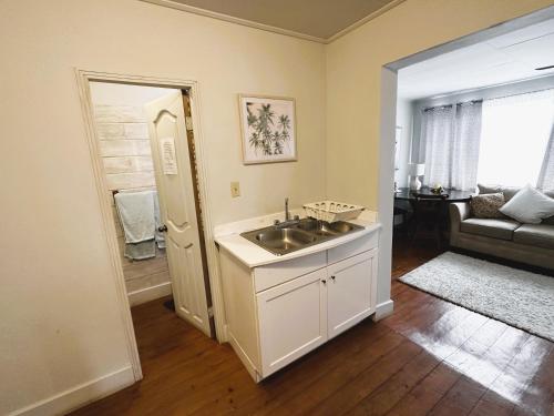 ein Badezimmer mit einem Waschbecken und ein Wohnzimmer in der Unterkunft Mira mar Hotel y Restaurante in Roatán