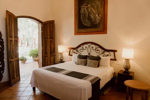 Postel nebo postele na pokoji v ubytování Hacienda San Nicolas de las Fuentes
